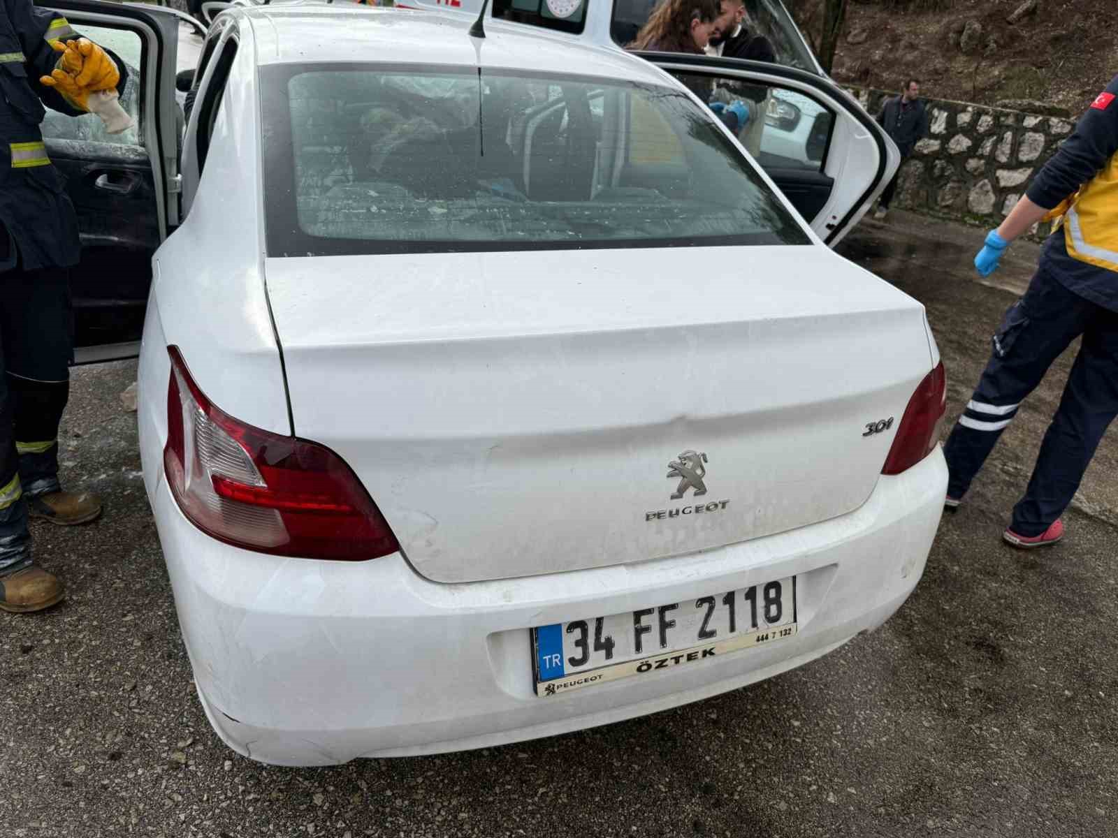 Antalya-Isparta yolunda iki otomobil kafa kafaya çarpıştı: 6 ölü, 6 yaralı
