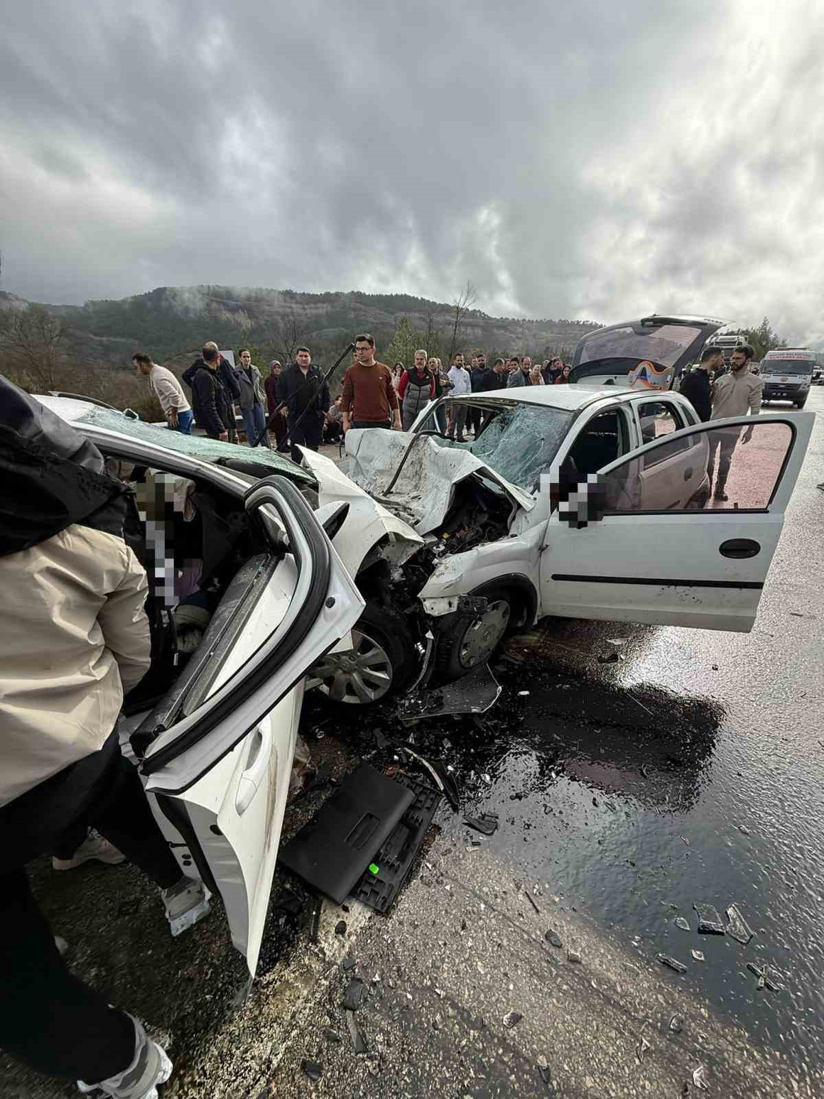 Antalya-Isparta yolunda iki otomobil kafa kafaya çarpıştı: 6 ölü, 6 yaralı
