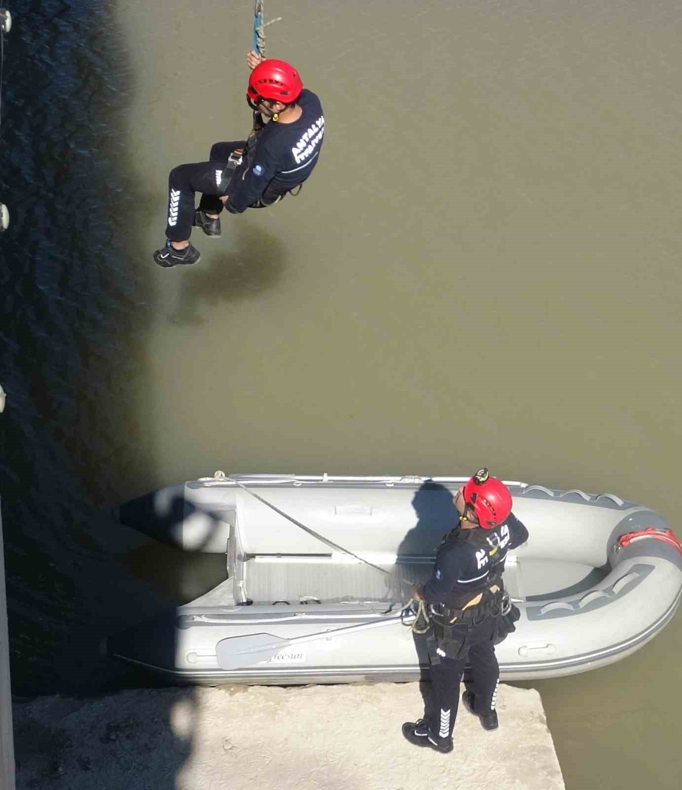 Antalya itfaiyesinden film gibi martı kurtarma operasyonu
