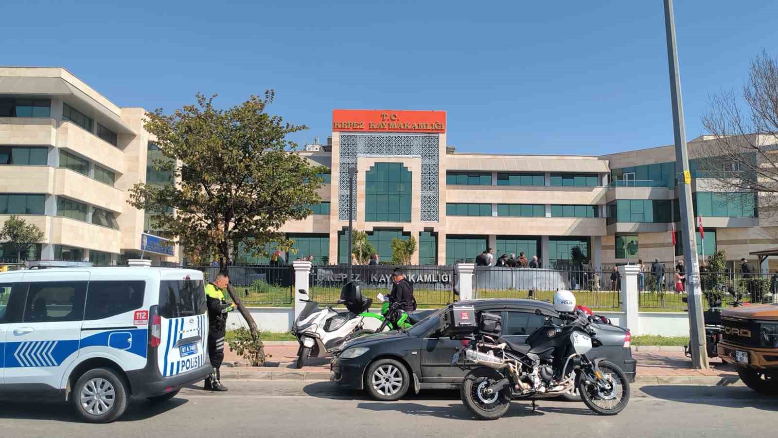 Antalya Kepez Kaymakamlığında silah sesleri duyuldu
