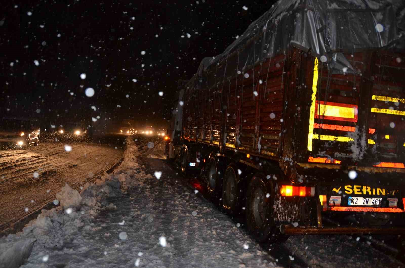 Antalya-Konya kara yolunda kar etkisini artırdı
