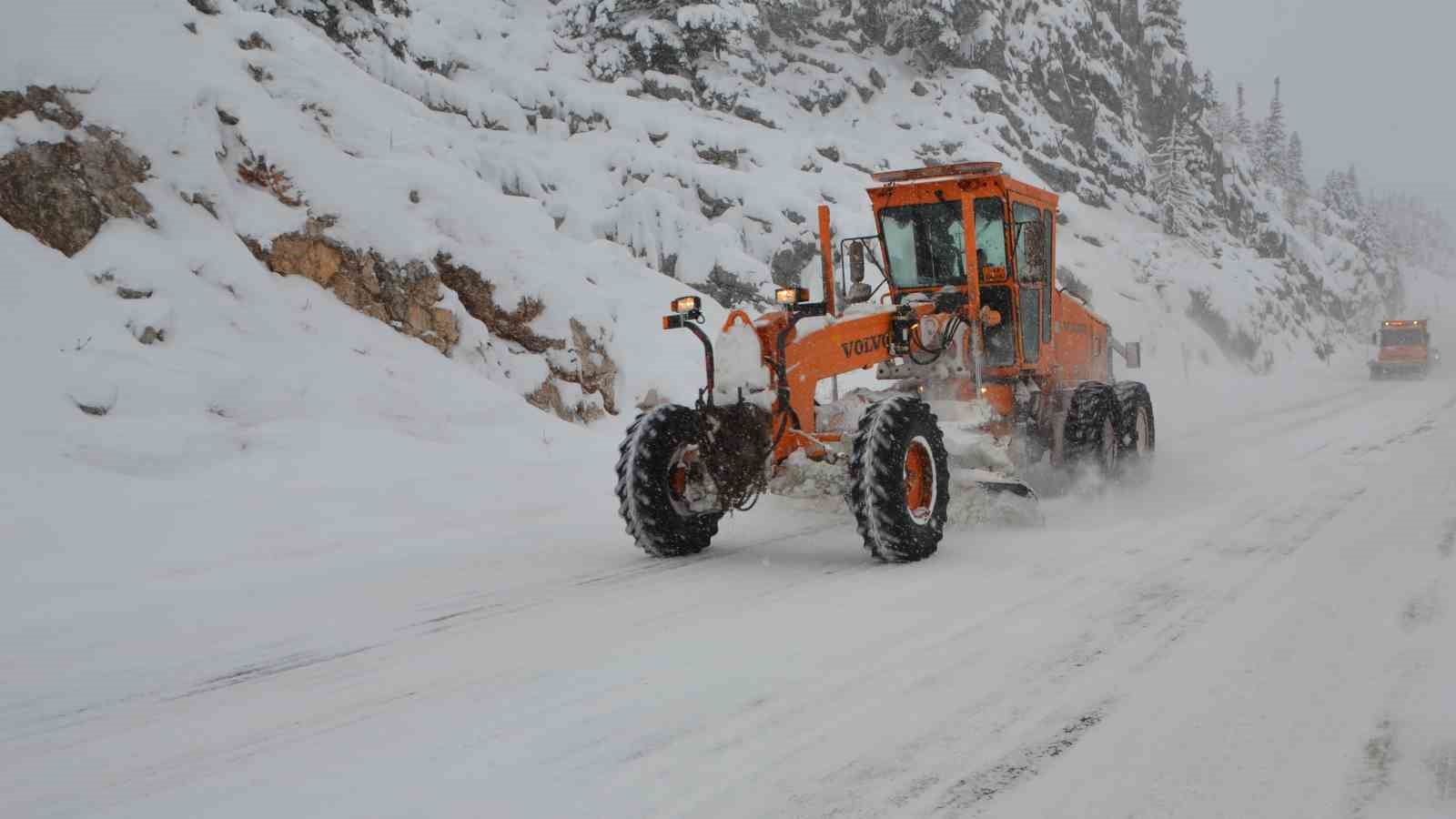 Antalya-Konya kara yolunda kar etkisini artırdı
