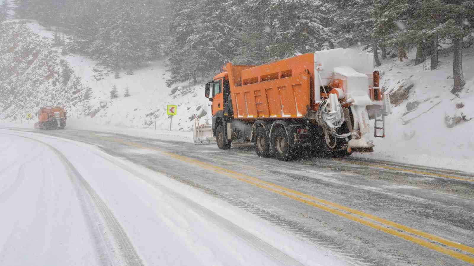Antalya-Konya karayolunda kar etkisini sürdürüyor
