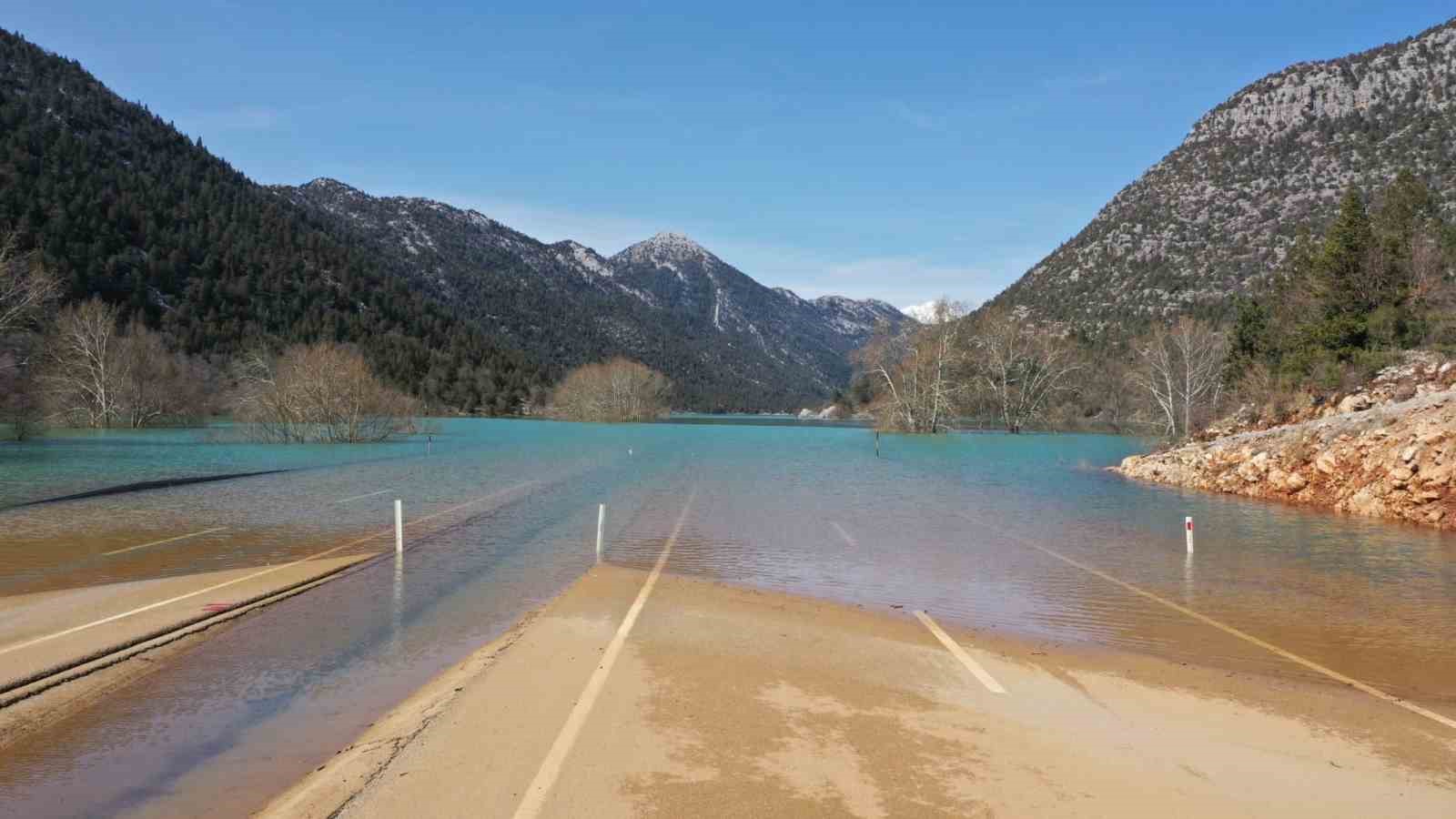 Antalya-Konya karayolunda son durum dron ile görüntülendi: 4 kilometrelik kısım sular altında
