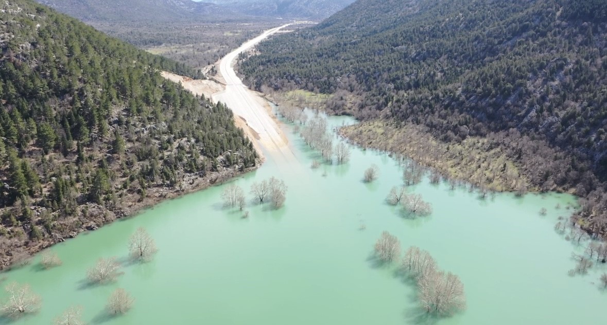 Antalya-Konya karayolunda son durum dron ile görüntülendi: 4 kilometrelik kısım sular altında
