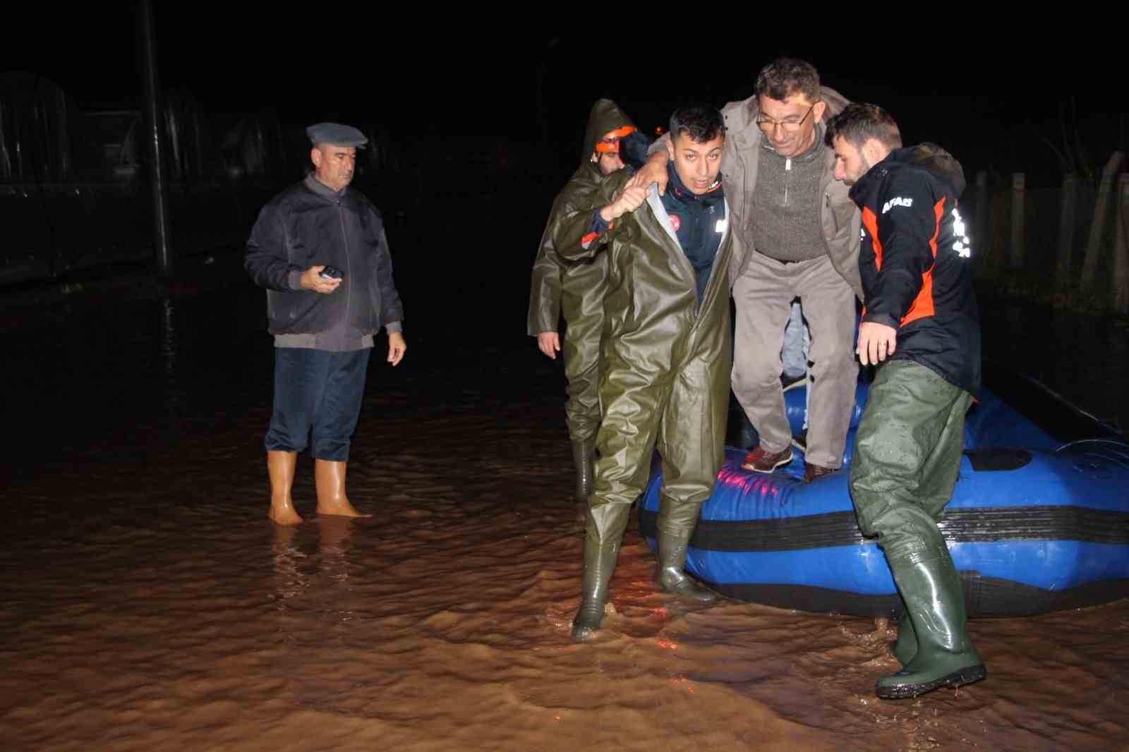 Antalya Kumluca’da sağanak yağış tarım arazilerini sular altında bıraktı, araçta mahsur kalan sürücü botla kurtarıldı

