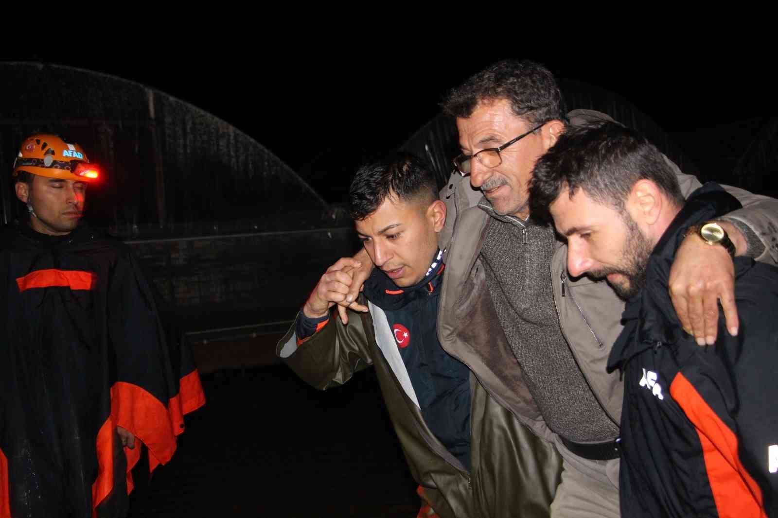 Antalya Kumluca’da sağanak yağış tarım arazilerini sular altında bıraktı, araçta mahsur kalan sürücü botla kurtarıldı
