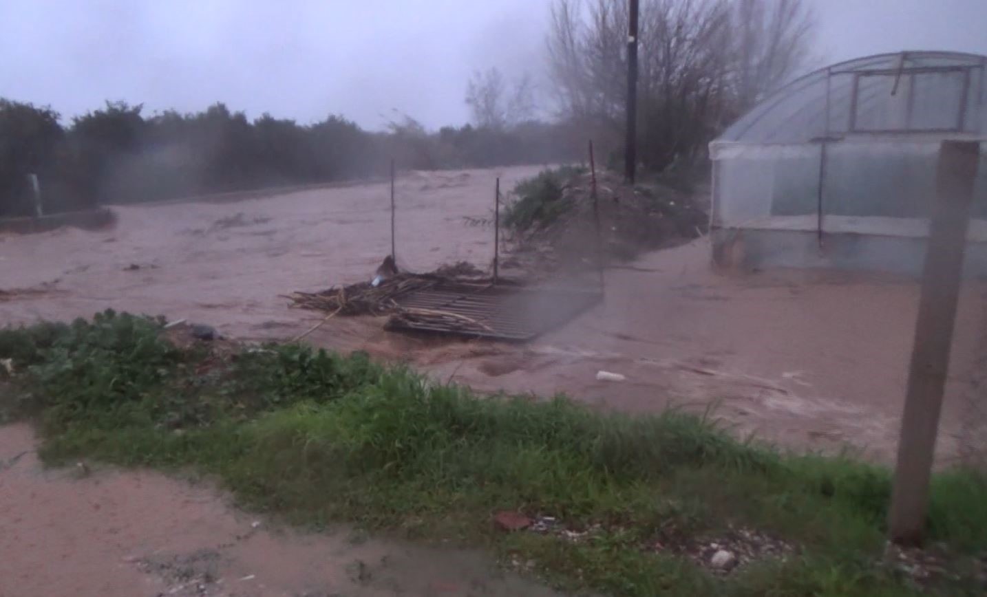 Antalya Kumluca’da sağanak yağış tarım arazilerini sular altında bıraktı, araçta mahsur kalan sürücü botla kurtarıldı
