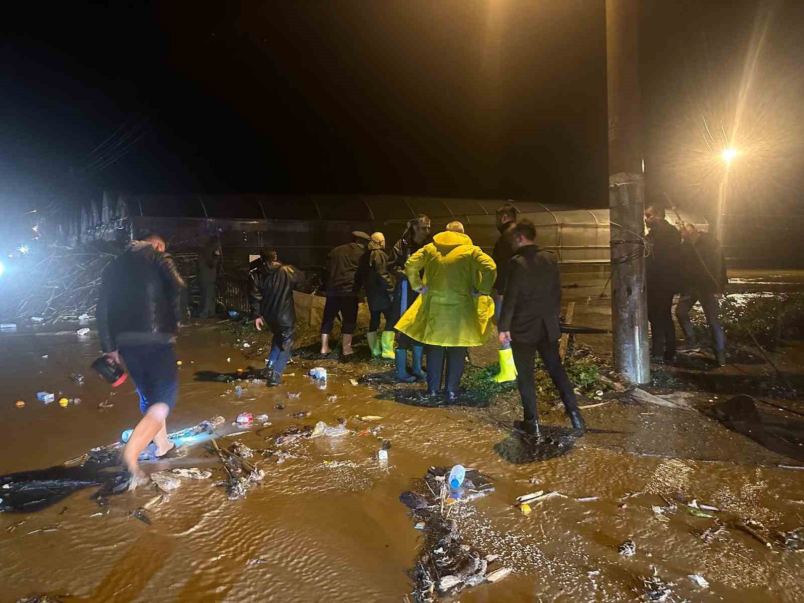 Antalya Kumluca’da sağanak yağış tarım arazilerini sular altında bıraktı, araçta mahsur kalan sürücü botla kurtarıldı
