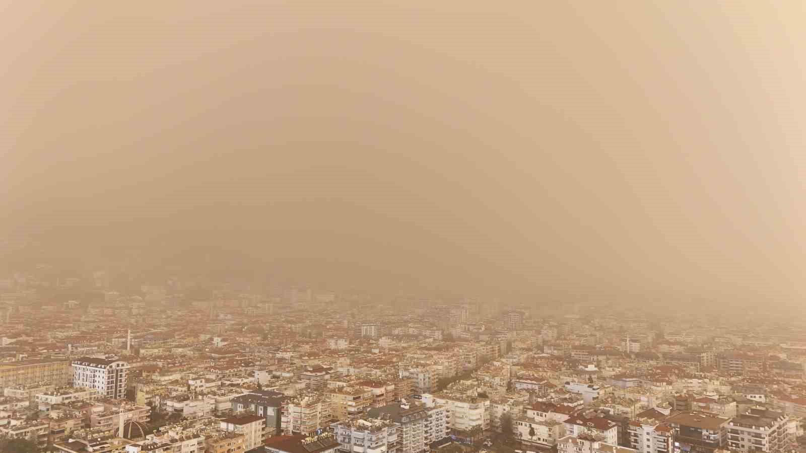 Antalya semaları kahverengiye büründü Sahra Çölü üzerinden gelen toz taşınımı çamur olup yağdı
