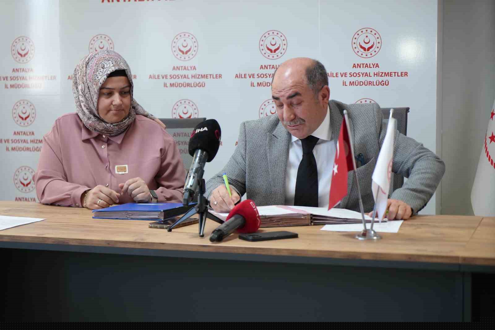 Antalya’da 10 çocuk yeni ailesine kavuştu: "Kendim doğurmuş gibiyim"
