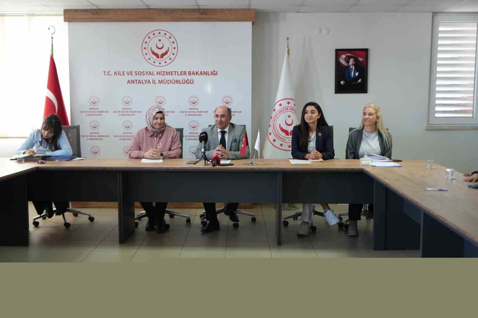 Antalya’da 10 çocuk yeni ailesine kavuştu: "Kendim doğurmuş gibiyim"
