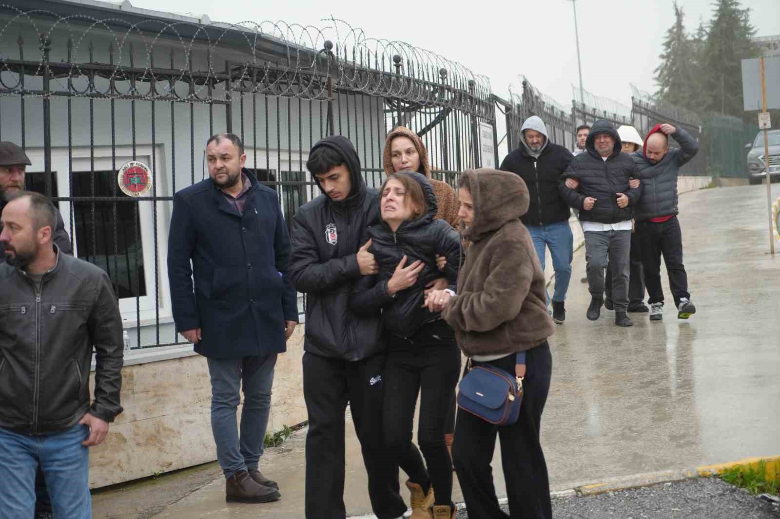 Antalya’da 10 kişinin ölümüyle sonuçlanan kazada acı Adli Tıp Kurumu önüne taşındı
