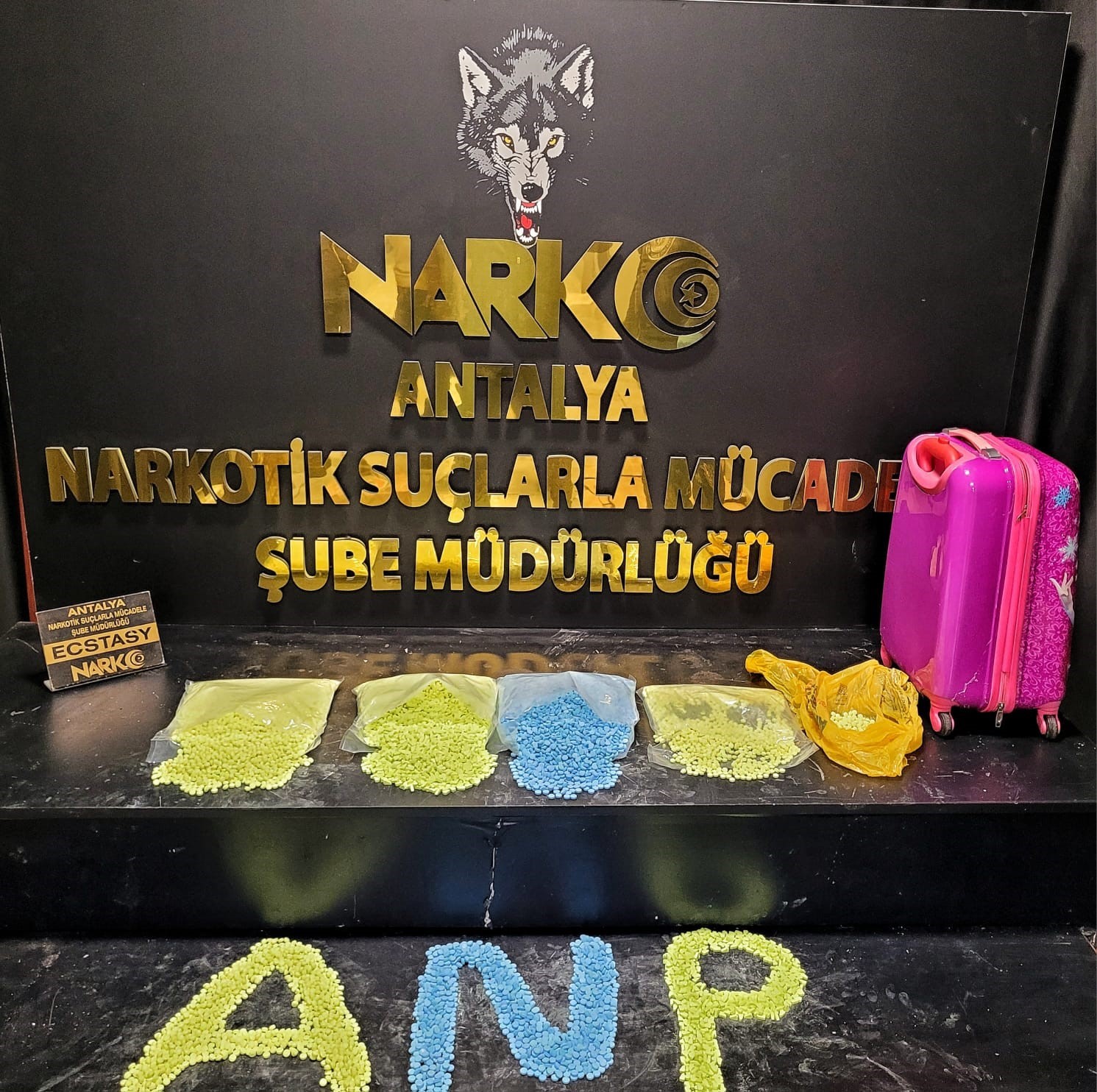 Antalya’da 15 bin uyuşturucu hap ele geçti: 2 şahıs tutuklandı
