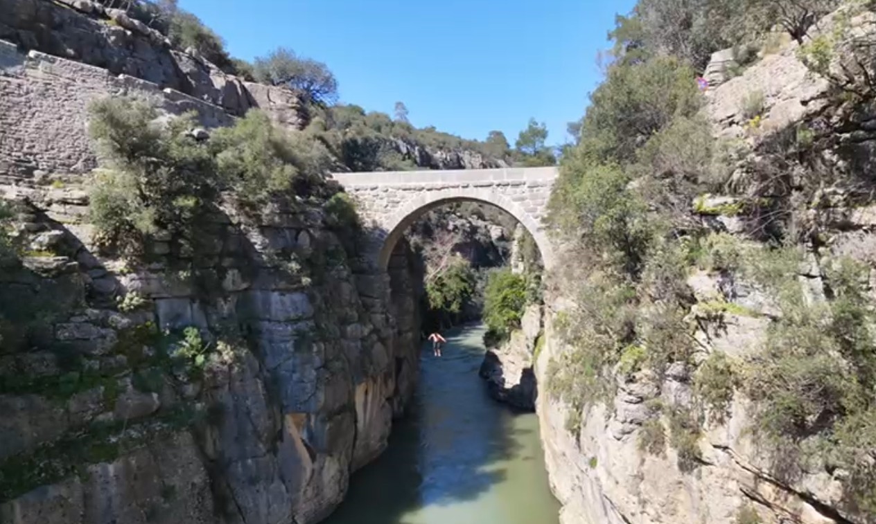 Antalya’da 20 metre yükseklikteki tarihi köprüden suya atlayan genç yürekleri ağza getirdi
