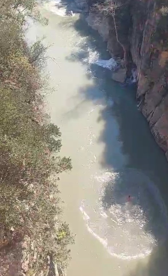 Antalya’da 20 metre yükseklikteki tarihi köprüden suya atlayan genç yürekleri ağza getirdi
