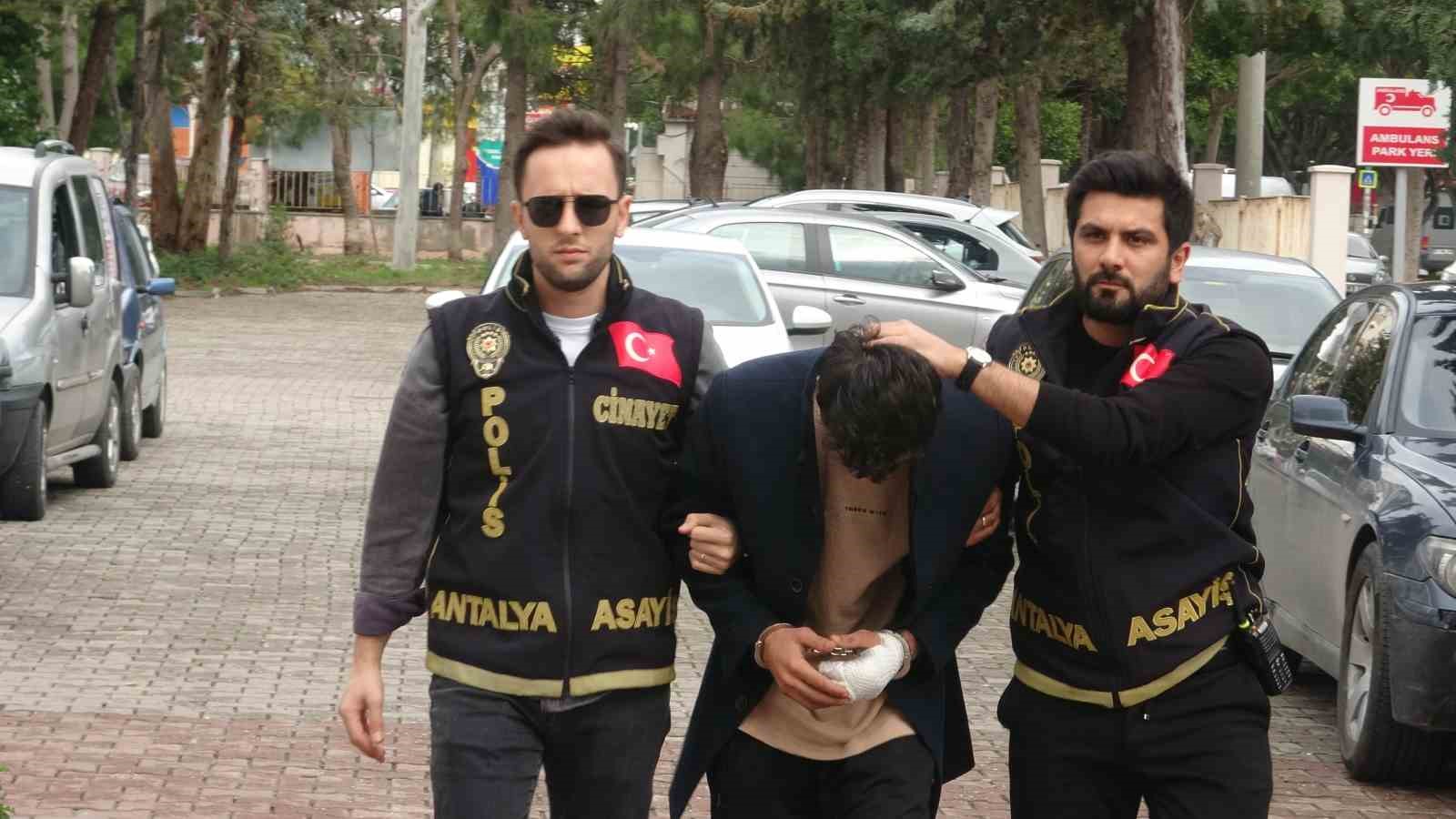 Antalya’da 20 yerinden bıçaklayarak öldürdüğü gencin telefonunu foseptik çukuruna atmış
Antalya’da 20 yerinden bıçaklayarak öldürdüğü gencin telefonunu foseptik çukuruna atmış