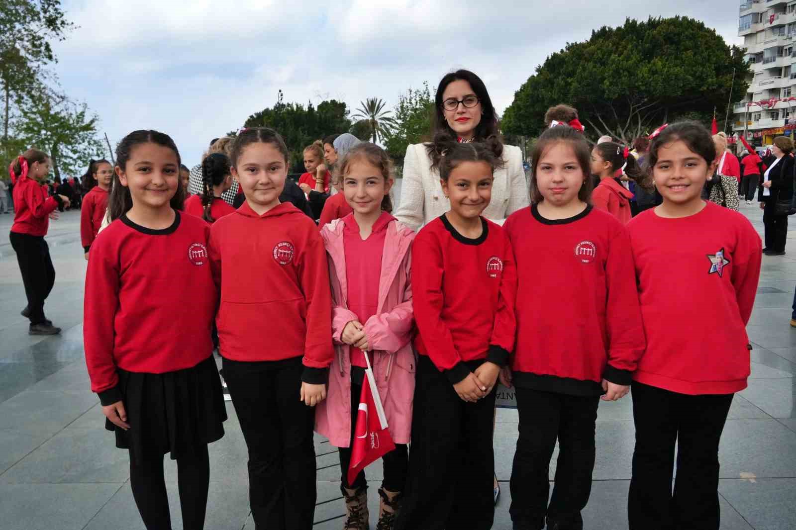 Antalya’da 23 Nisan kutlamaları çelenk sunma töreniyle başladı
