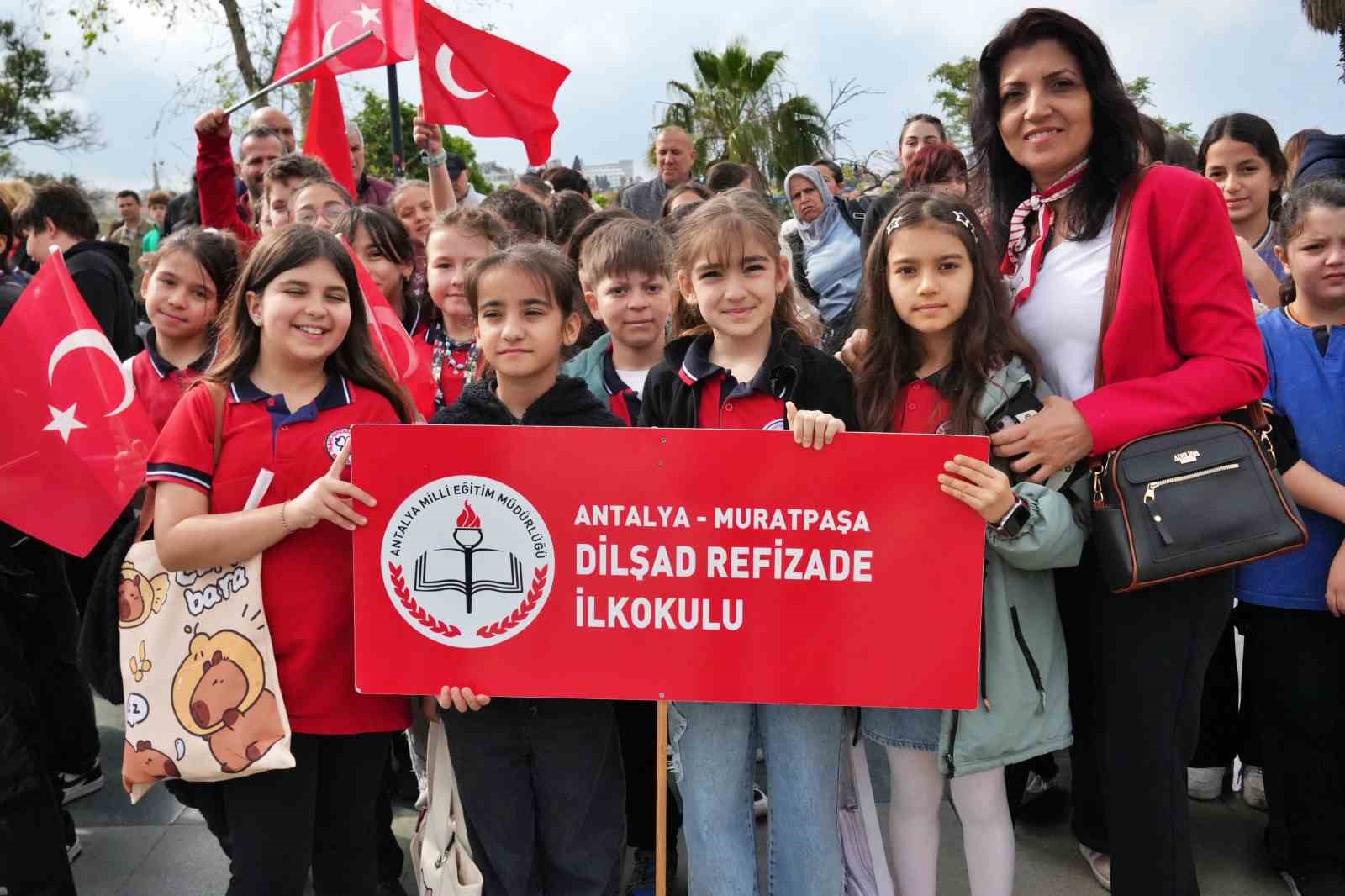 Antalya’da 23 Nisan kutlamaları çelenk sunma töreniyle başladı
