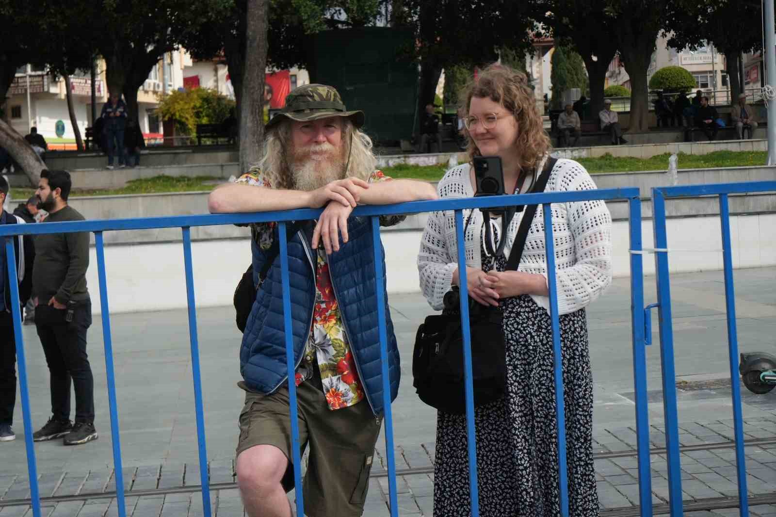 Antalya’da 23 Nisan kutlamaları çelenk sunma töreniyle başladı
