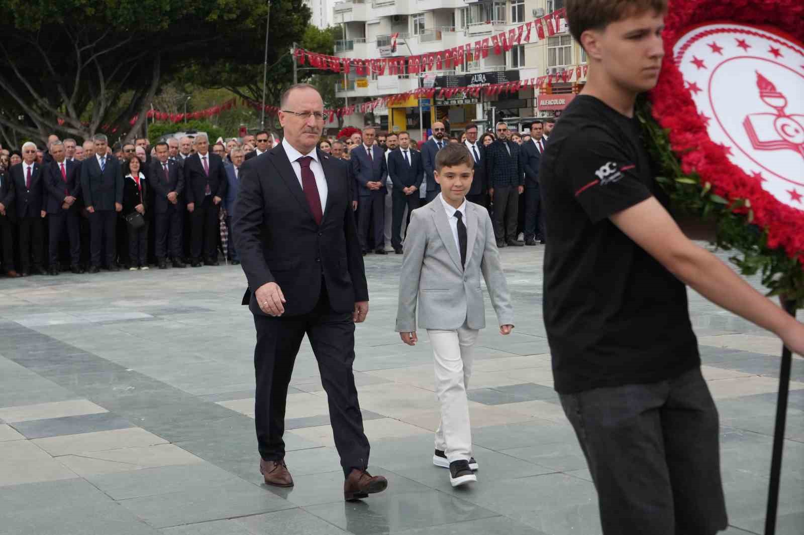 Antalya’da 23 Nisan kutlamaları çelenk sunma töreniyle başladı
