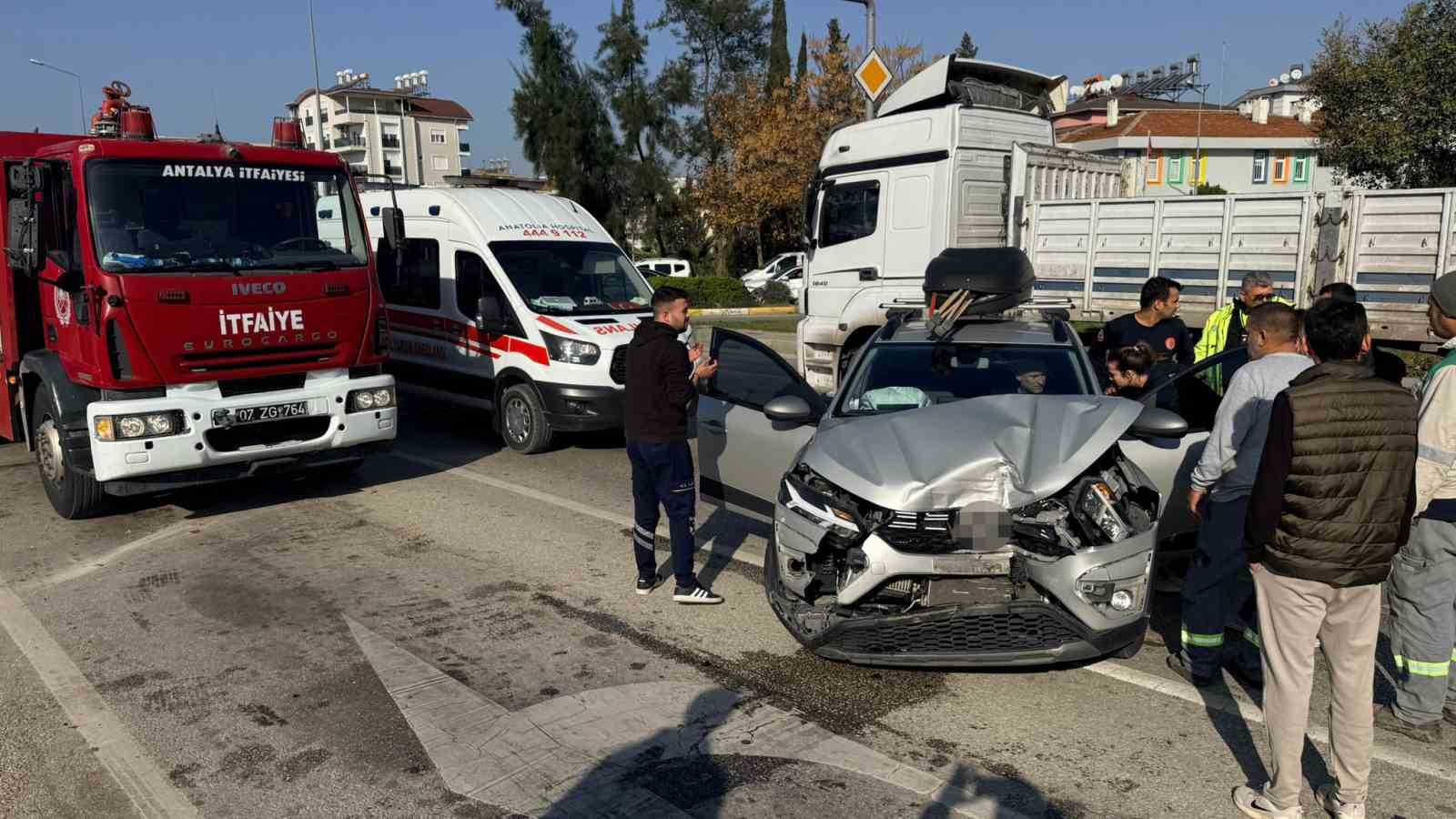 Antalya’da 3 aracın karıştığı zincirleme kazada otomobilde sıkışan sürücüyü itfaiye çıkardı
