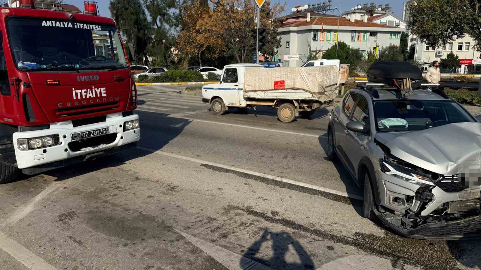 Antalya’da 3 aracın karıştığı zincirleme kazada otomobilde sıkışan sürücüyü itfaiye çıkardı
