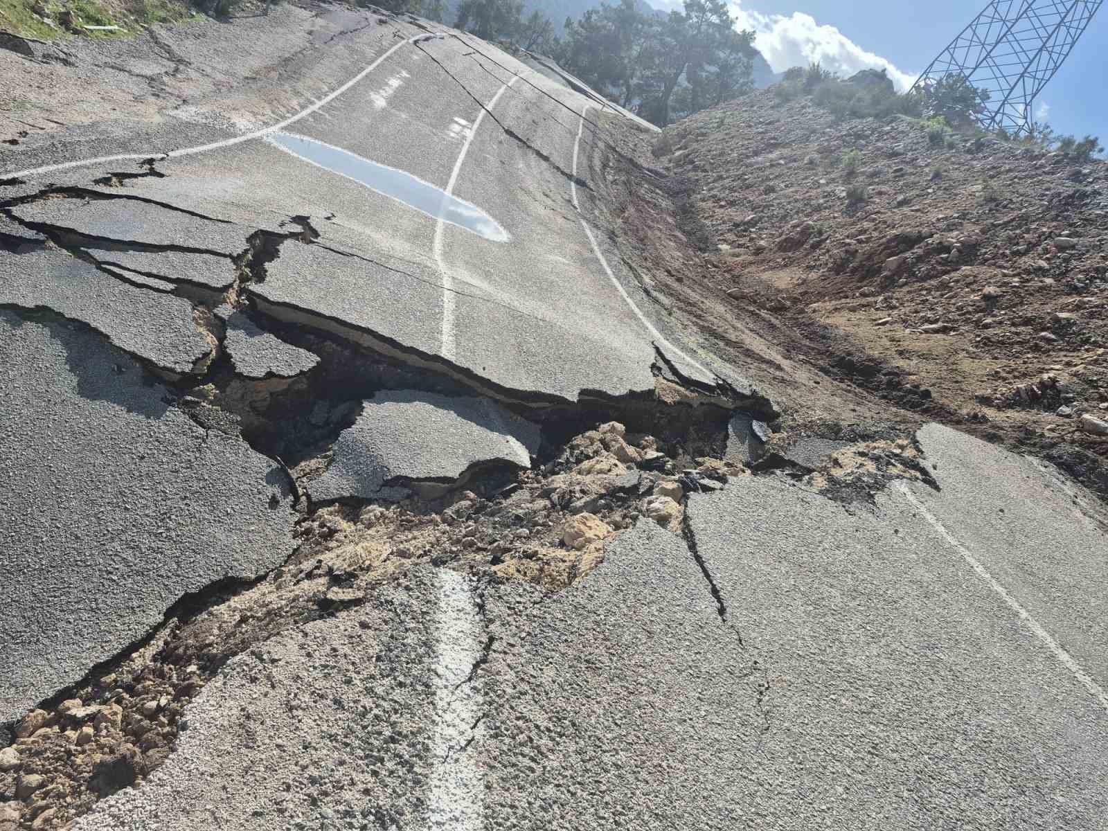 Antalya’da 3 mahallenin ulaşımını sağlayan yol çöktü
