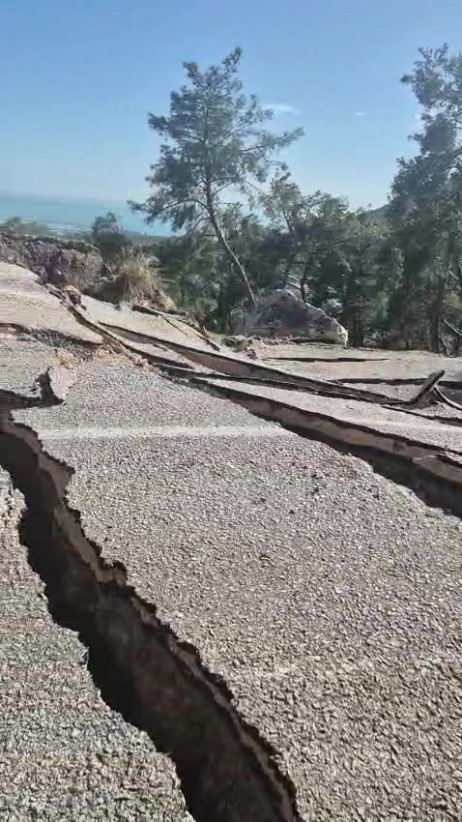 Antalya’da 3 mahallenin ulaşımını sağlayan yol çöktü
