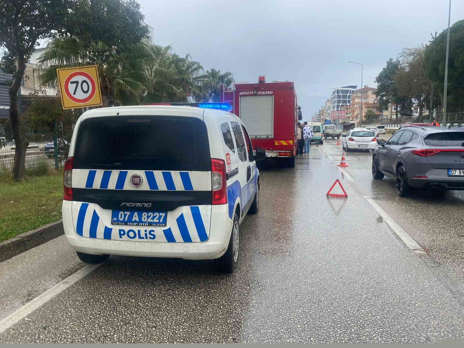 Antalya’da 4 araçlı zincirleme kaza: Araçta sıkışan yolcu itfaiye ekiplerince çıkartıldı
