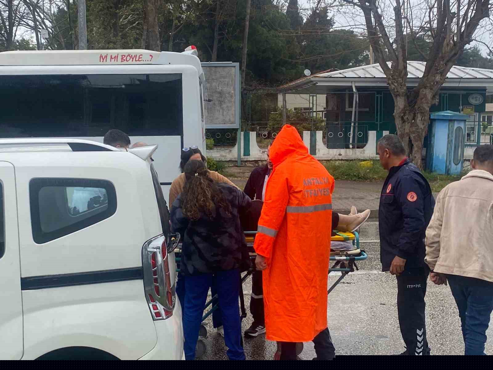 Antalya’da 4 araçlı zincirleme kaza: Araçta sıkışan yolcu itfaiye ekiplerince çıkartıldı
