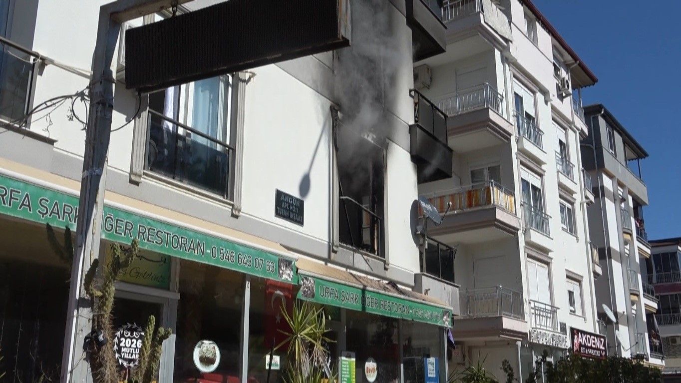 Antalya’da 4 katlı binada yangın paniği: 2’si çocuk 6 kişi dumandan etkilendi
