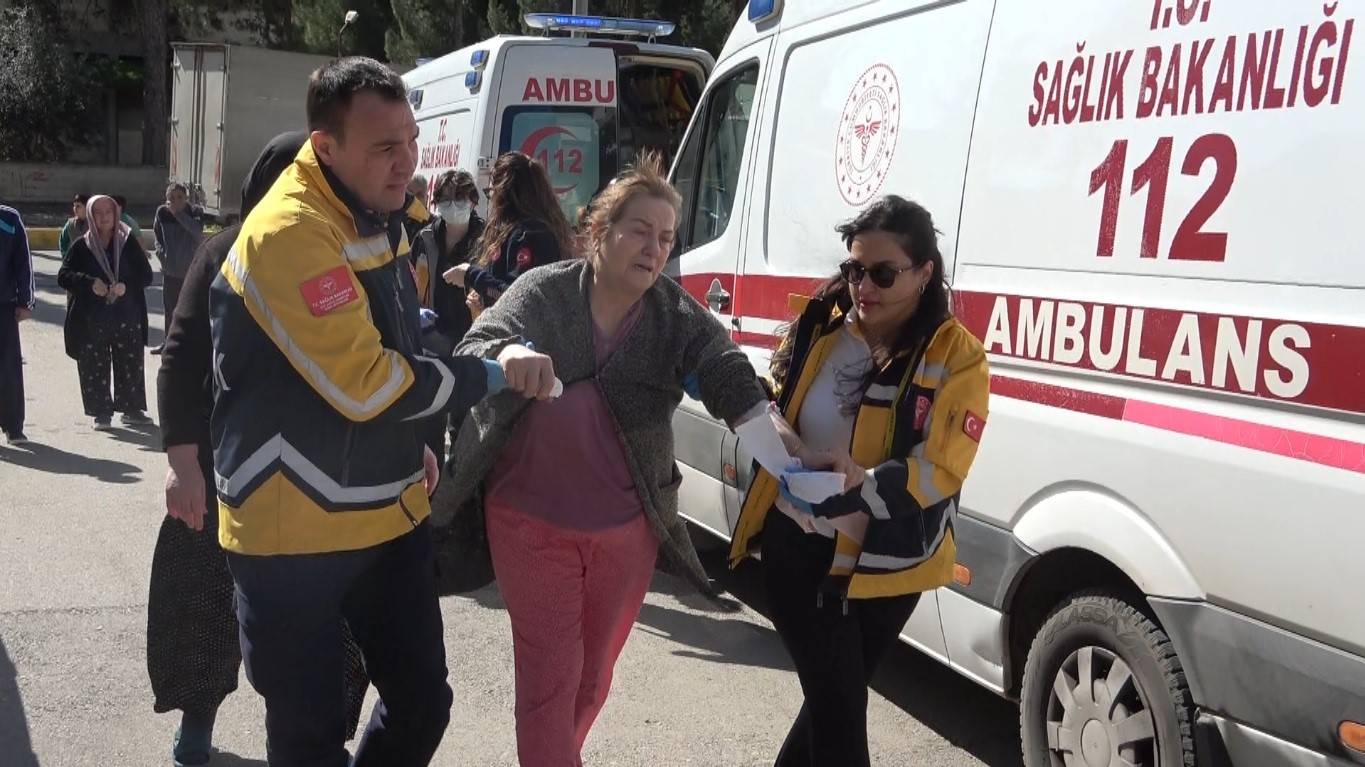 Antalya’da 4 katlı binada yangın paniği: 2’si çocuk 6 kişi dumandan etkilendi
