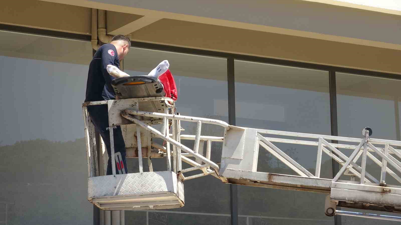 Antalya’da 4. kattan tente üzerine düşen genç adam için seferber oldular
