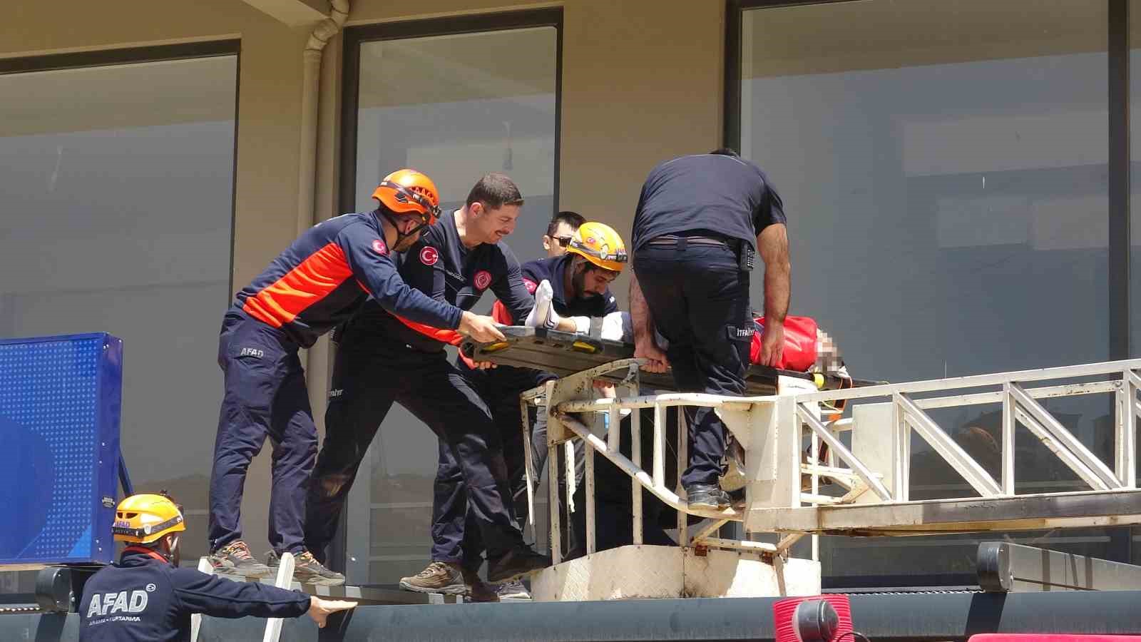 Antalya’da 4. kattan tente üzerine düşen genç adam için seferber oldular
