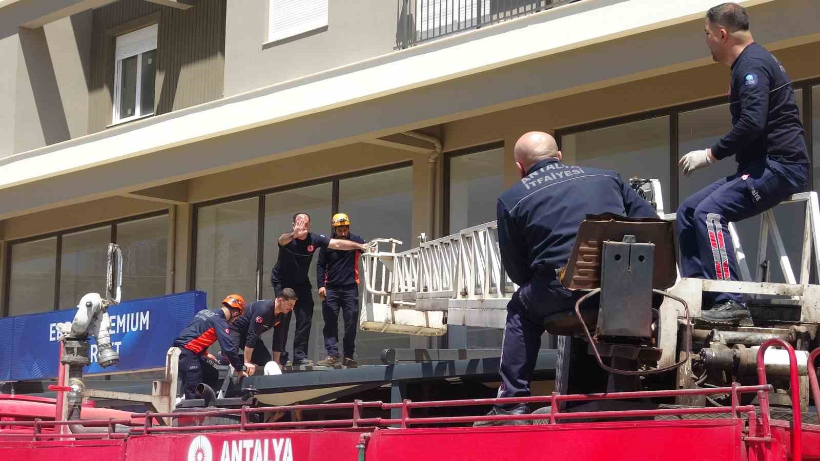 Antalya’da 4. kattan tente üzerine düşen genç adam için seferber oldular
