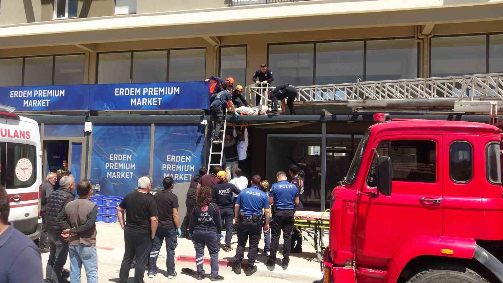 Antalya’da 4. kattan tente üzerine düşen genç adam için seferber oldular
