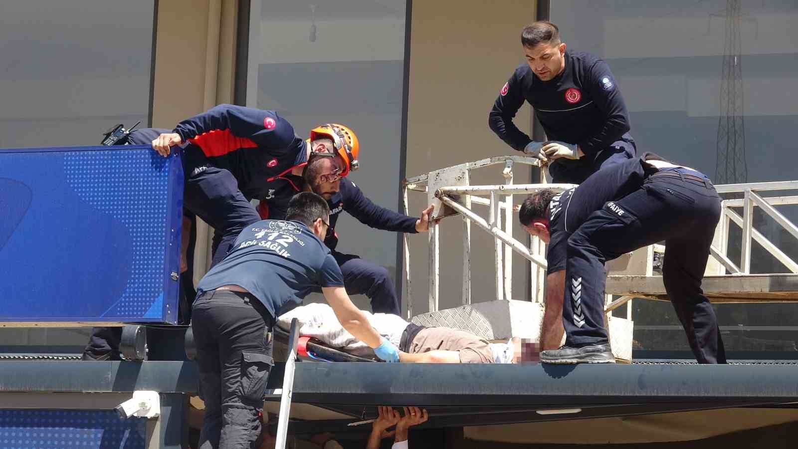 Antalya’da 4. kattan tente üzerine düşen genç adam için seferber oldular
