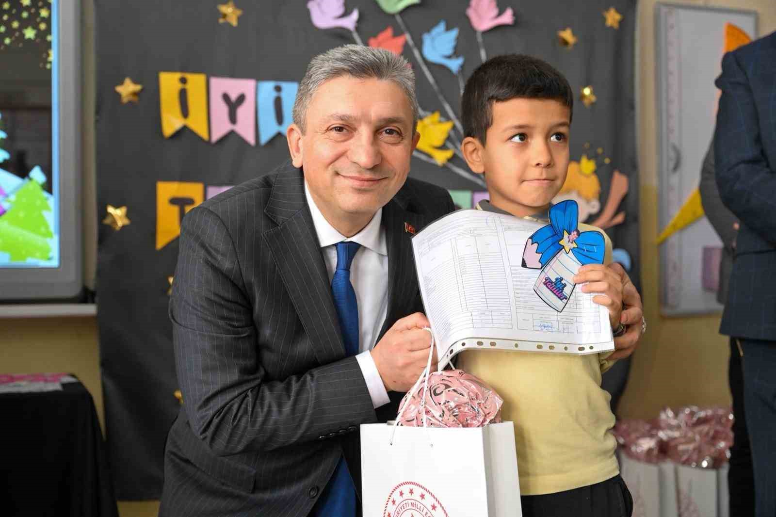 Antalya’da 498 bin 603 öğrenci karne heyecanı yaşadı
