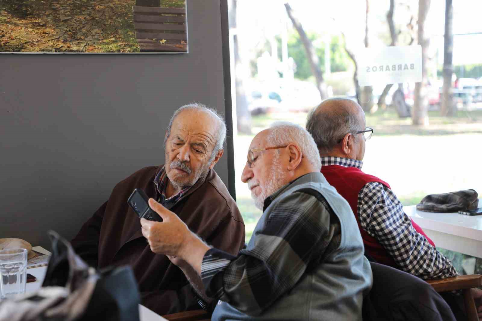 Antalya’da 57 yıllık dostlar çay bahçesinde buluştular
