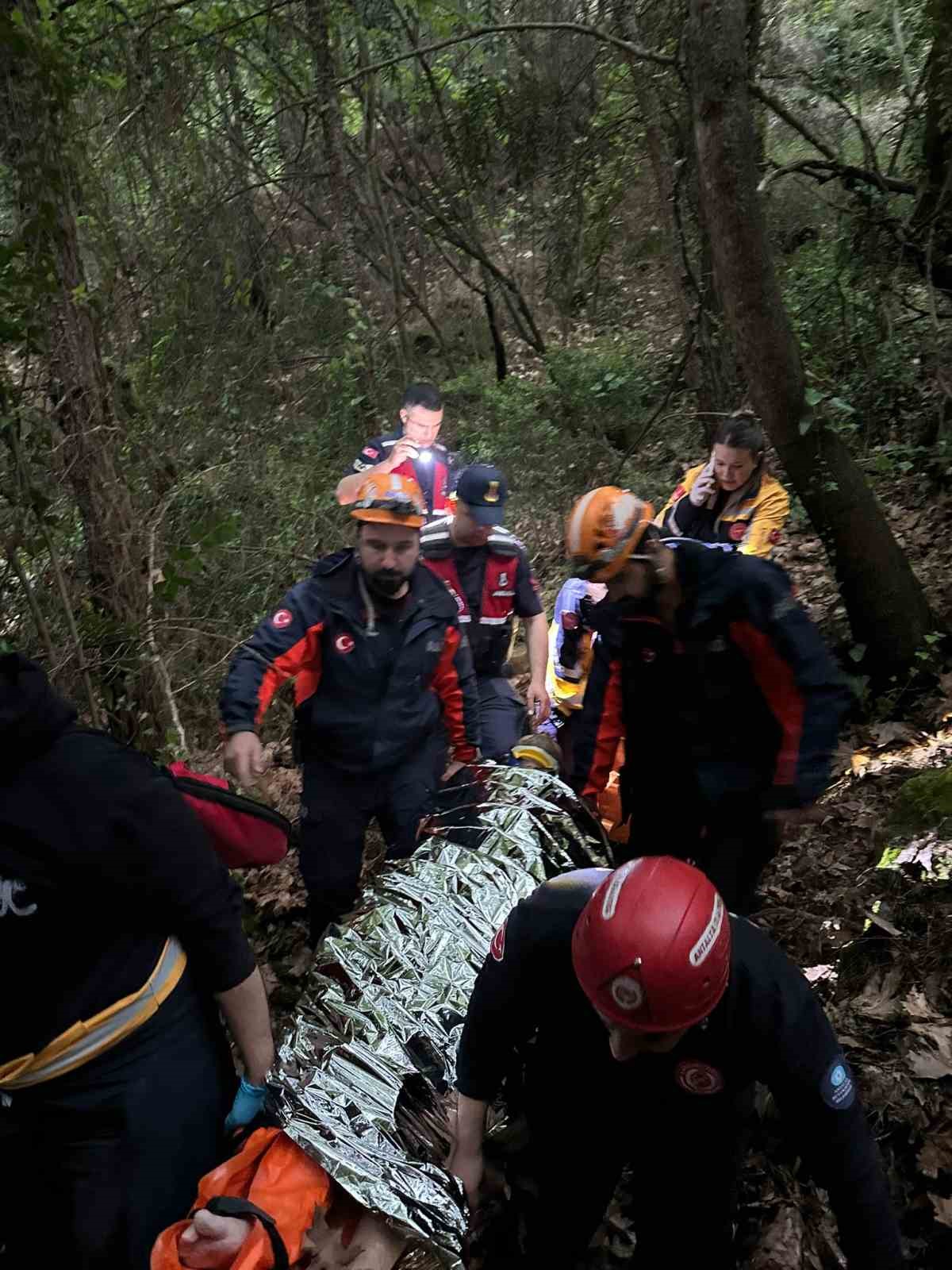 Antalya’da 80 metrelik uçuruma yuvarlanan adam yaralı olarak kurtarıldı
