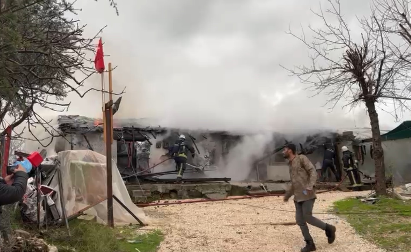 Antalya’da alev alev yanan tek katlı ev küle döndü
