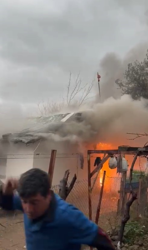 Antalya’da alev alev yanan tek katlı ev küle döndü
