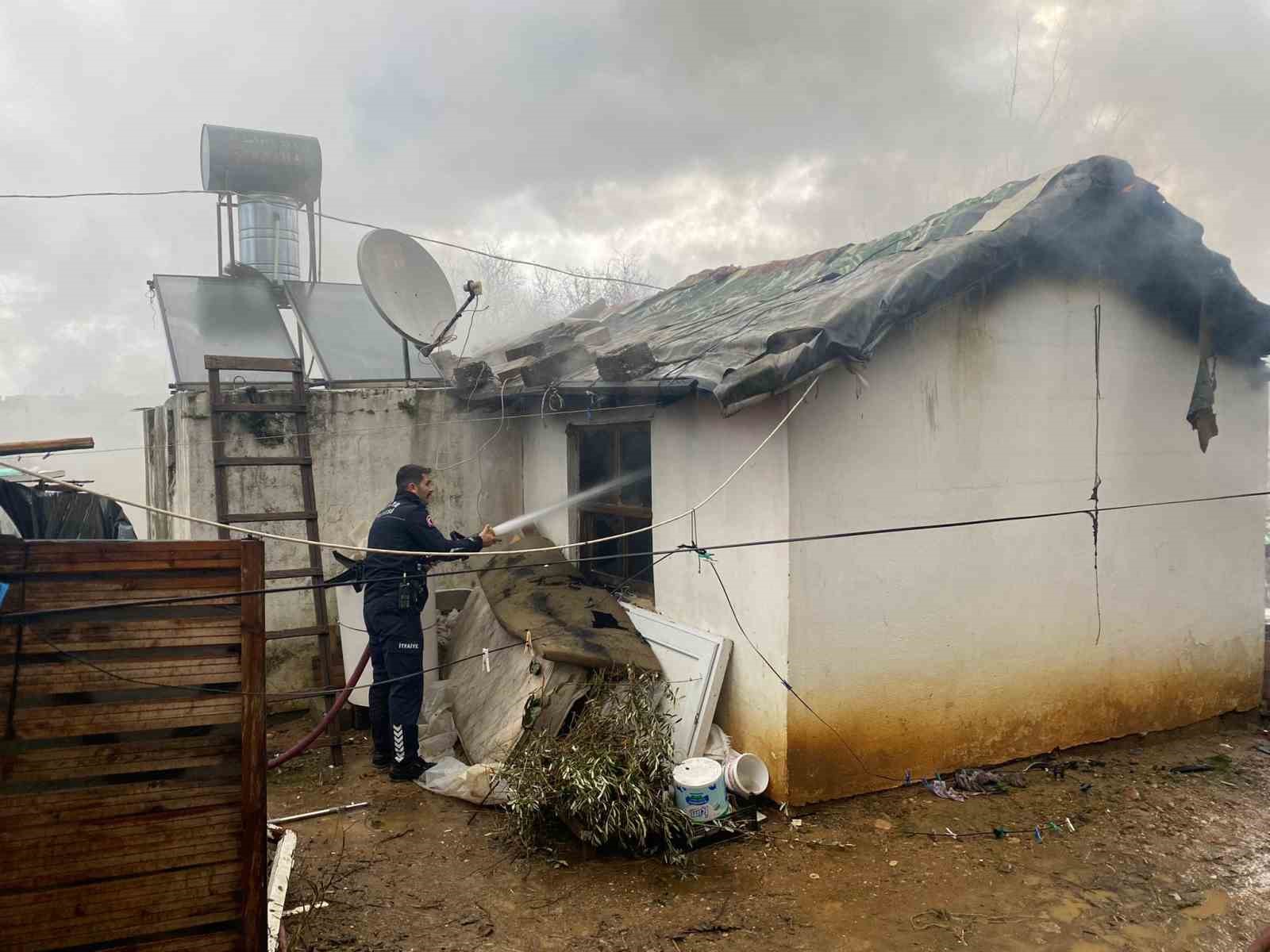 Antalya’da alev alev yanan tek katlı ev küle döndü
