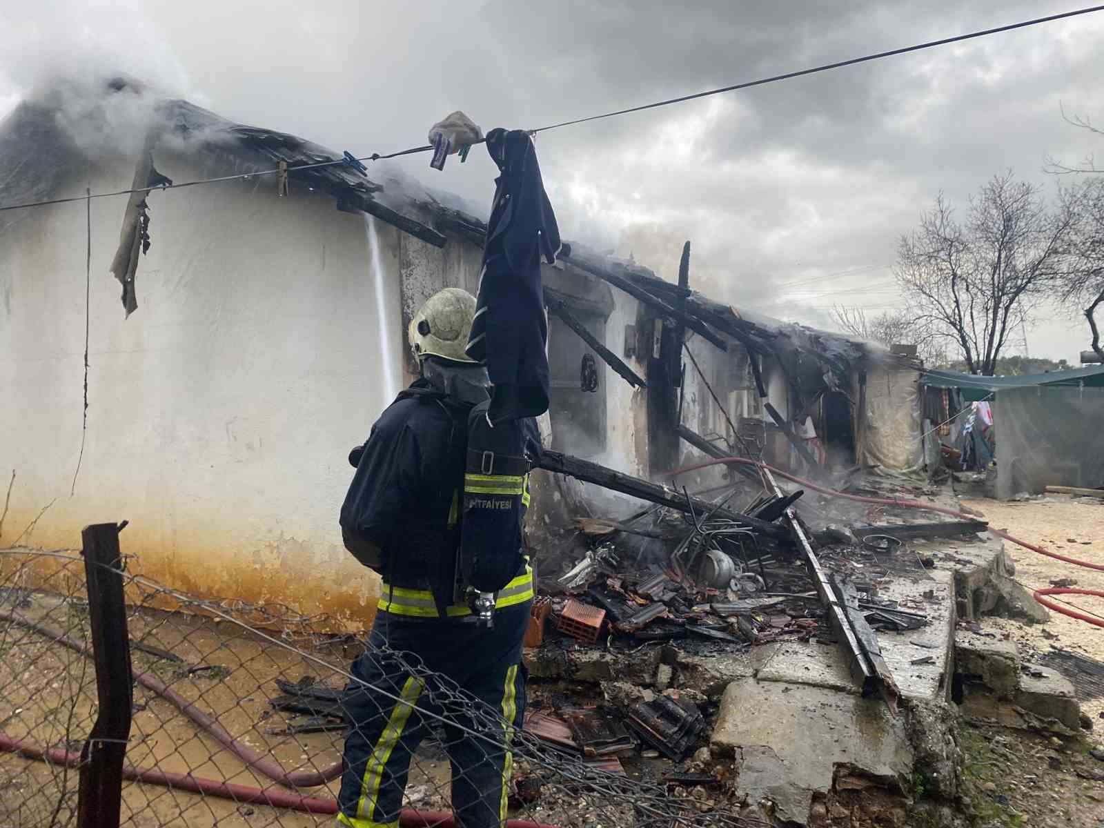 Antalya’da alev alev yanan tek katlı ev küle döndü
