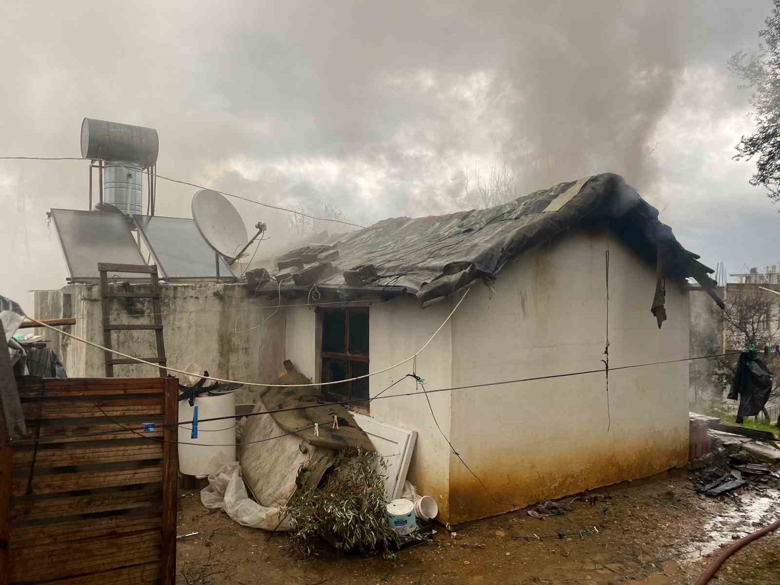 Antalya’da alev alev yanan tek katlı ev küle döndü
