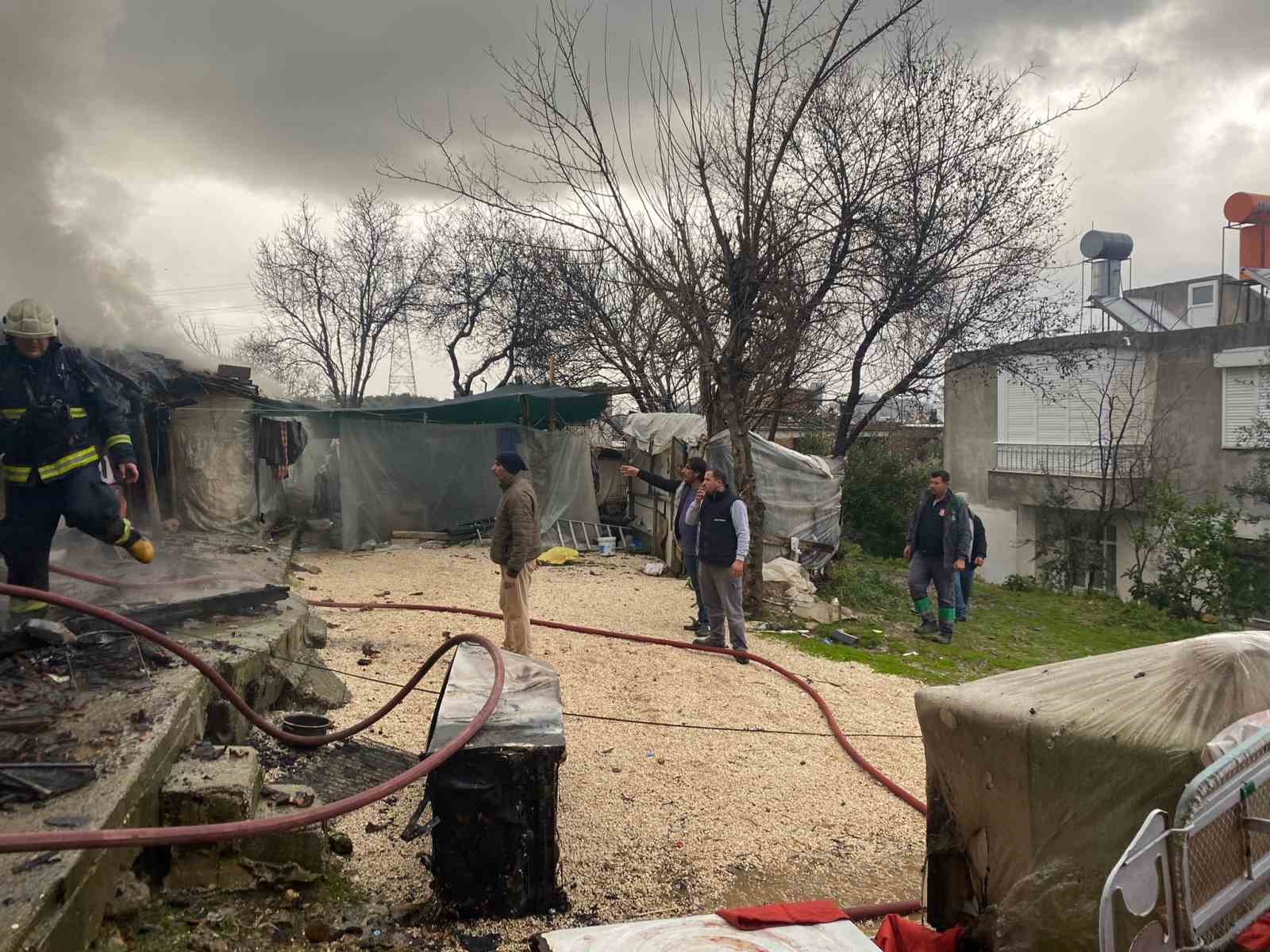 Antalya’da alev alev yanan tek katlı ev küle döndü
