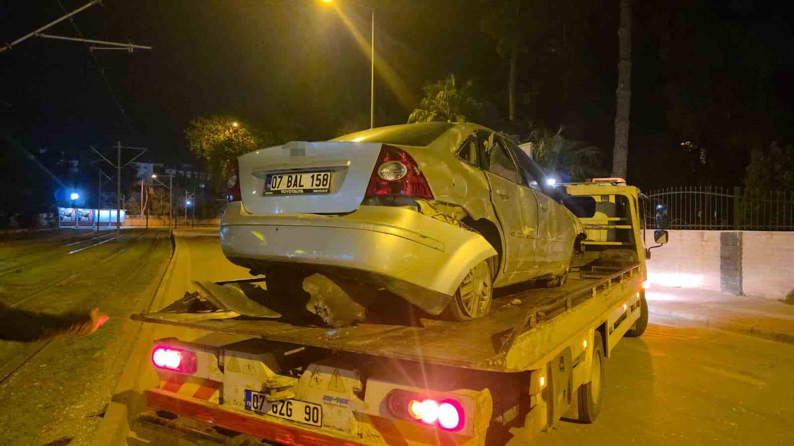 Antalya’da alkollü sürücü tramvay durağına daldı
