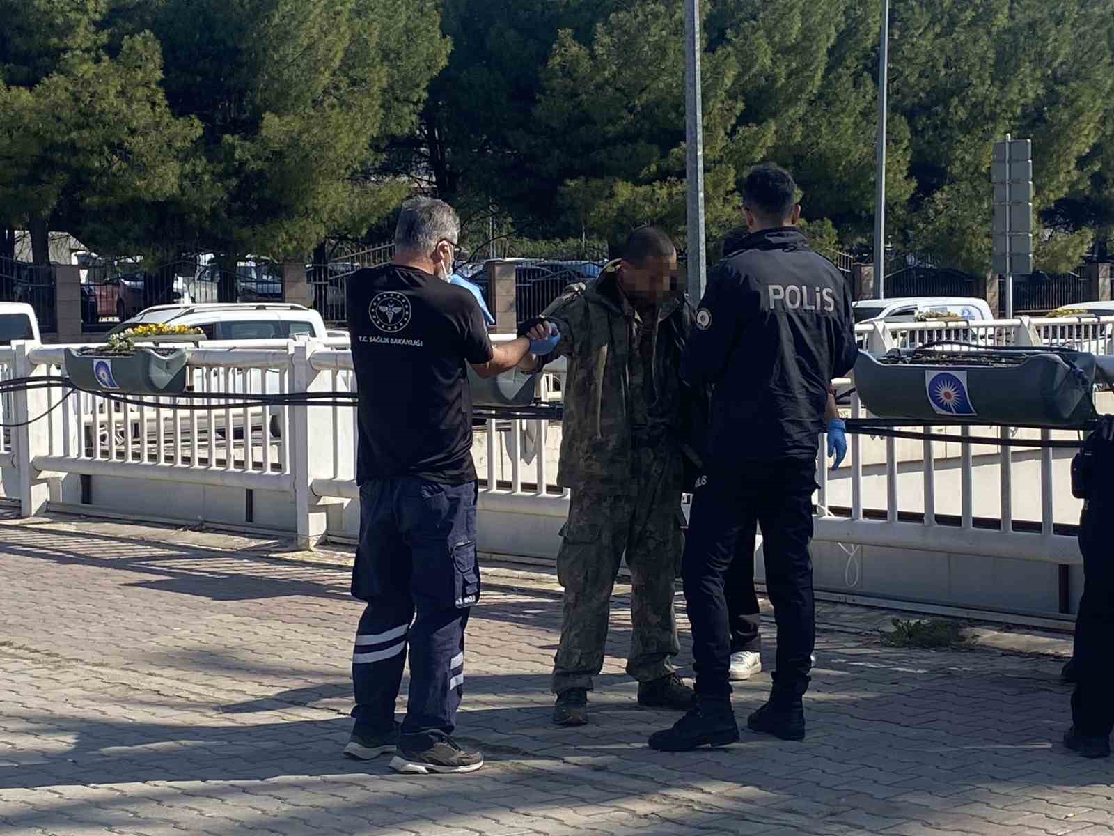 Antalya’da alt geçit demirlerine çıkan genci polis ikna edip indirdi
