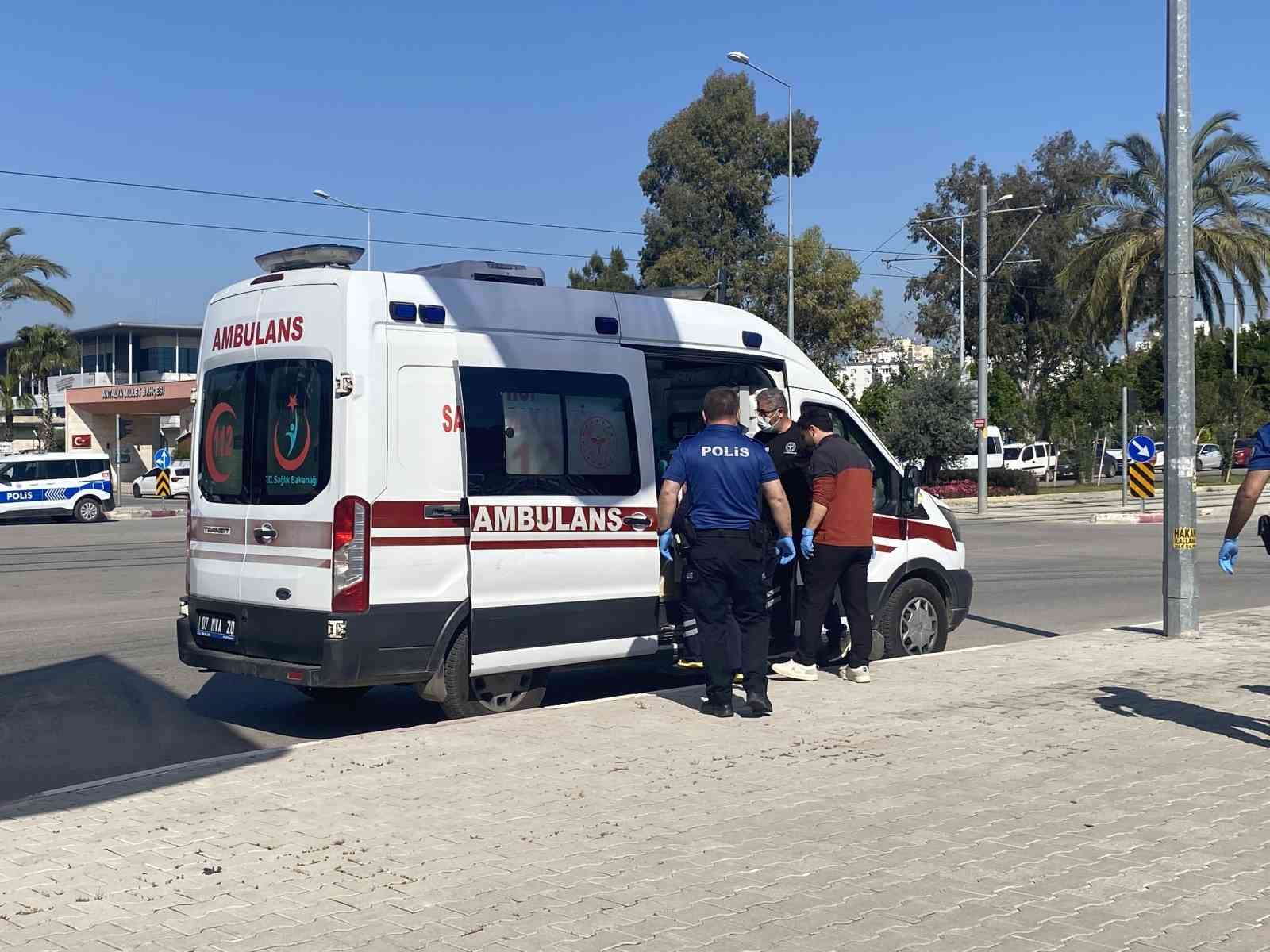 Antalya’da alt geçit demirlerine çıkan genci polis ikna edip indirdi
